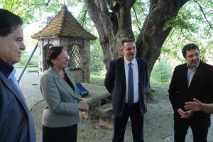 V vrtu Ipavčeve hiše je med češko veleposlanico in županoma Jirkova in Šentjurja beseda tekla o prijateljstvu med zboroma in državama Češko in Slovenijo.